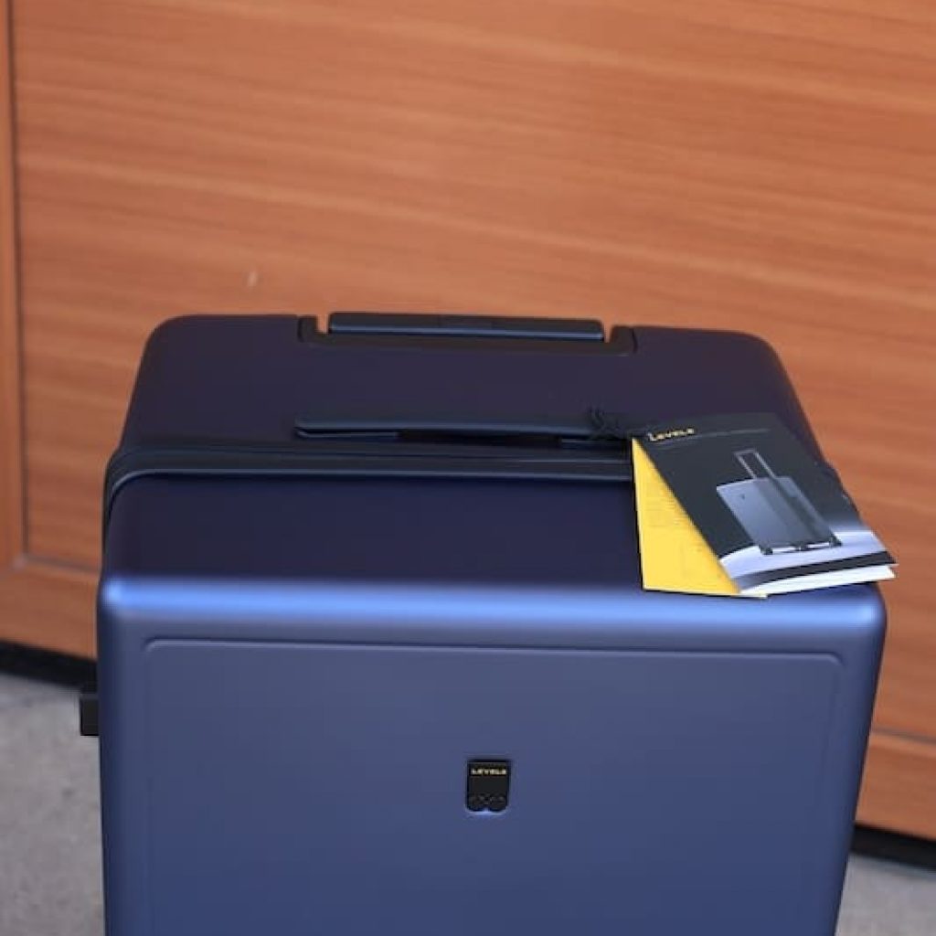 Der brandneue Koffer, grade ausgepackt