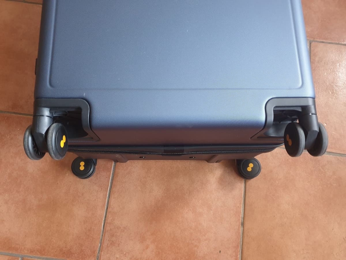 Die Unterseite des Koffers it den coolen 360 Grad Rollen