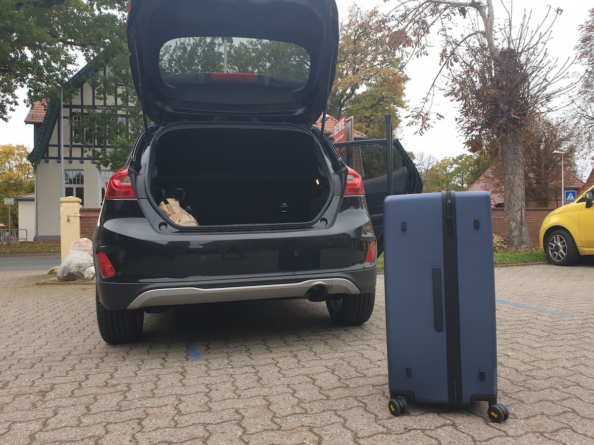 Der Koffer passt bequem ins Heck
