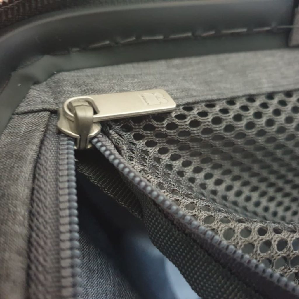 Reissverschlüsse trennen die Fächer